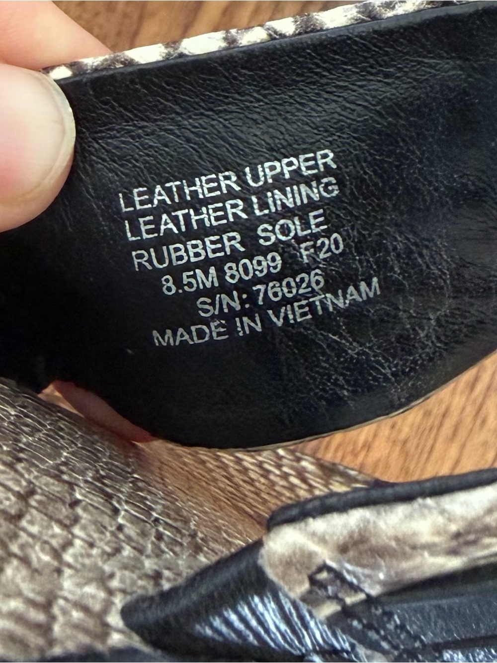 Tory Burch 8.5 Leigh Flip Flop Double T Logo Snake Print Leather Sandals $228 - Picture 3 of 5